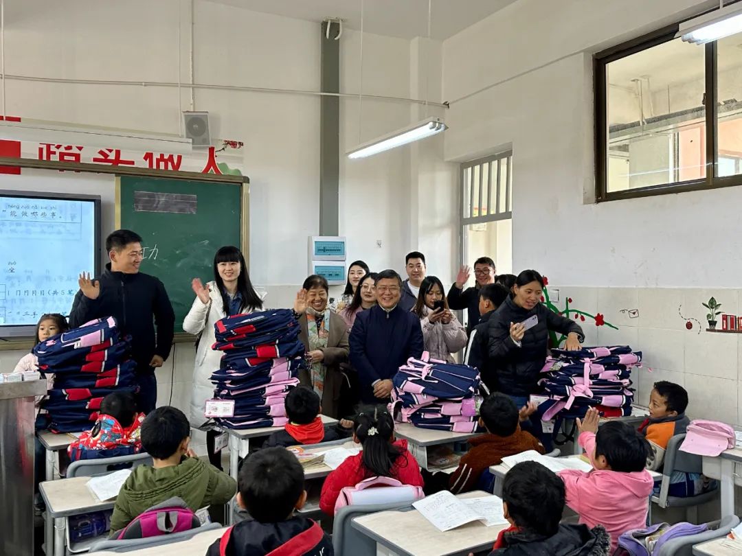 【用心呵护幼苗】杨安民董事长走进中国砂石协会希望小学 以实际行动践行企业社会责任